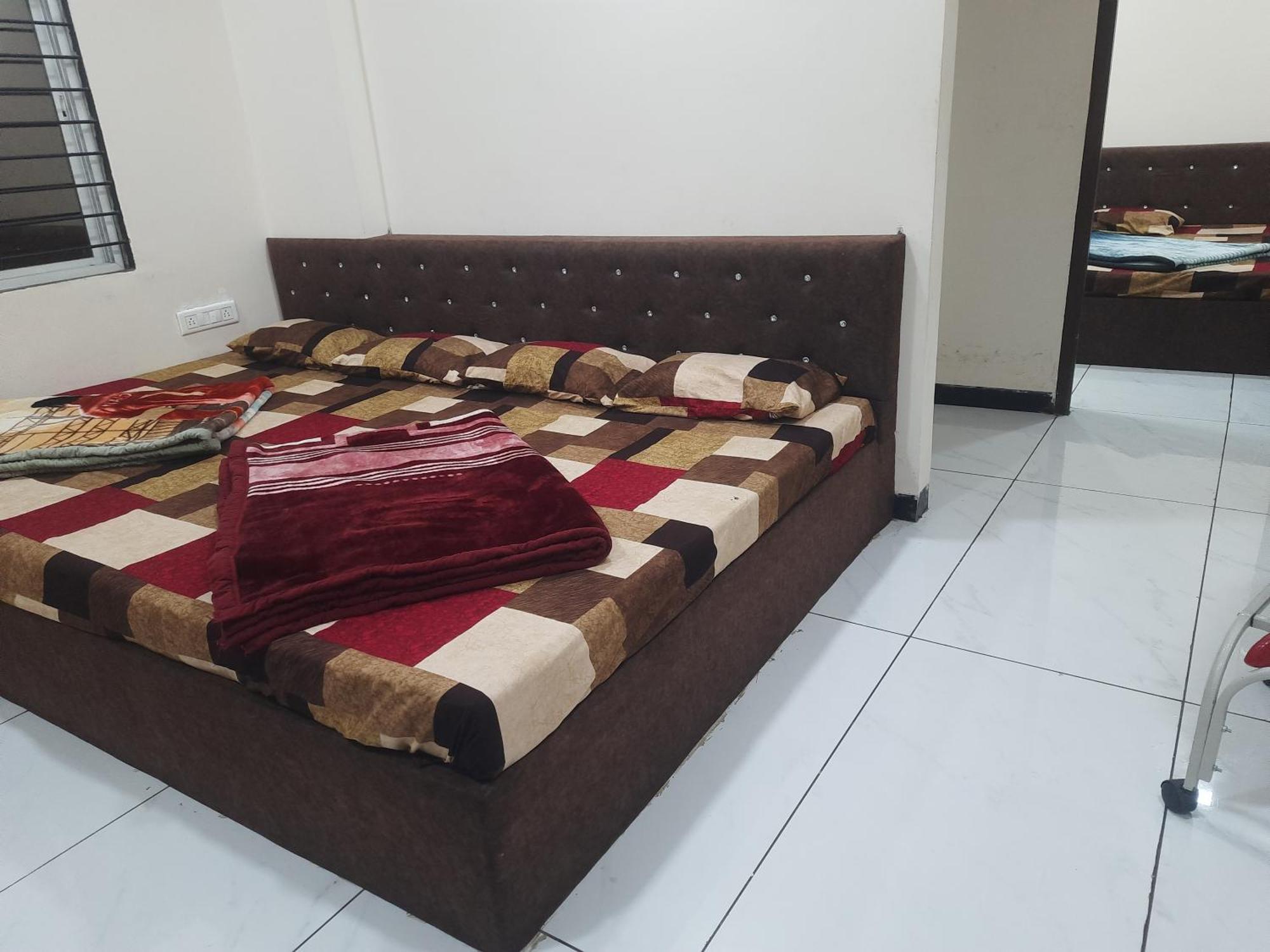 Hanumant Kripa Geust House Only For Family อุจเจน ภายนอก รูปภาพ