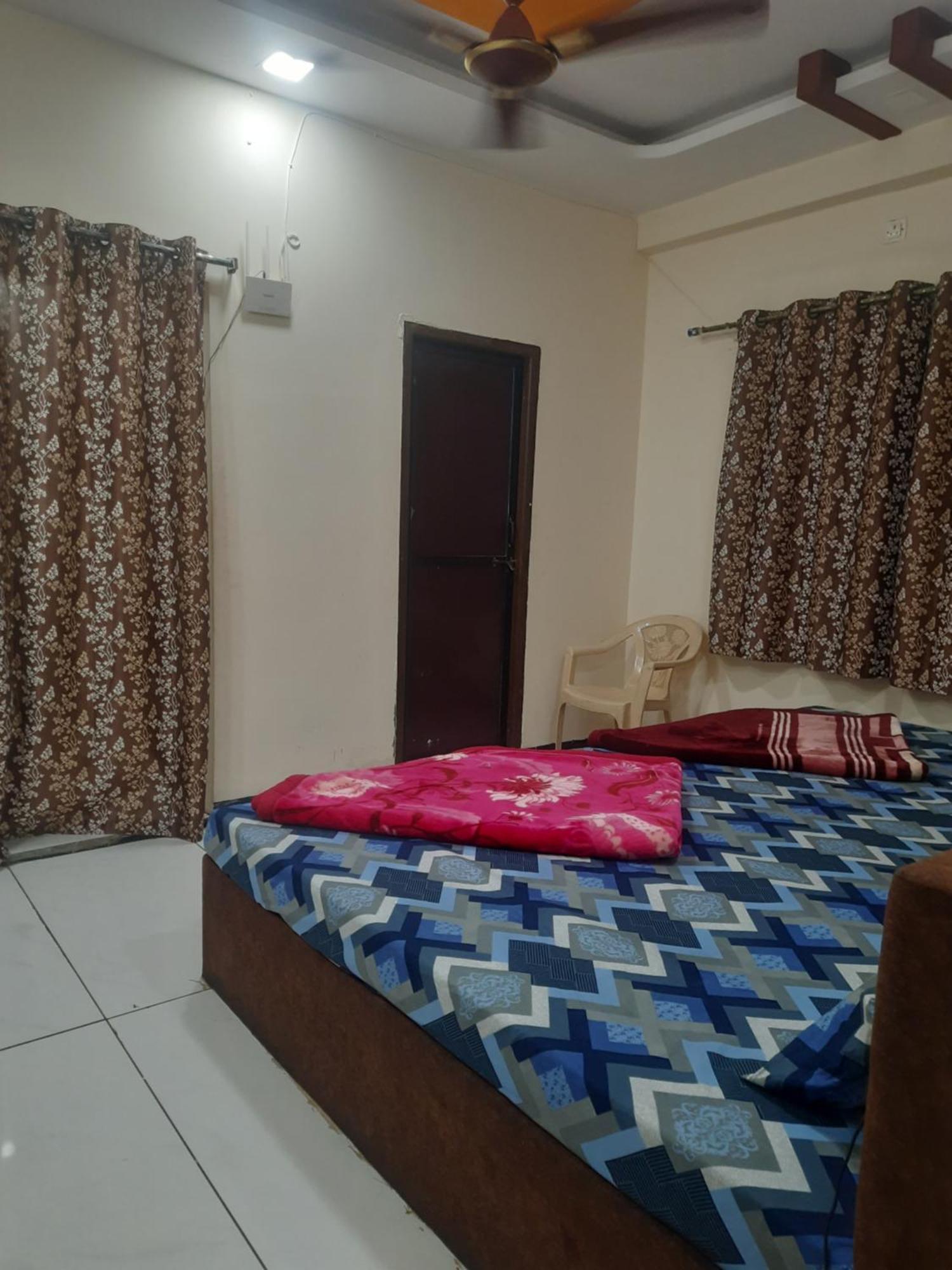 Hanumant Kripa Geust House Only For Family อุจเจน ภายนอก รูปภาพ